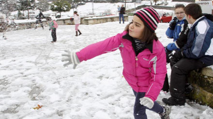 Niños juegan con la nieve en Lugo.