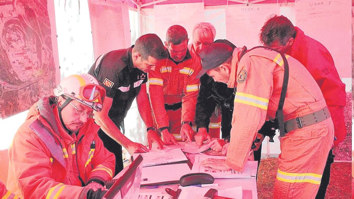 Bomberos valencianos, personal del 112 y militares de la UME, en el puesto de control del ejercicio Luñol 14.