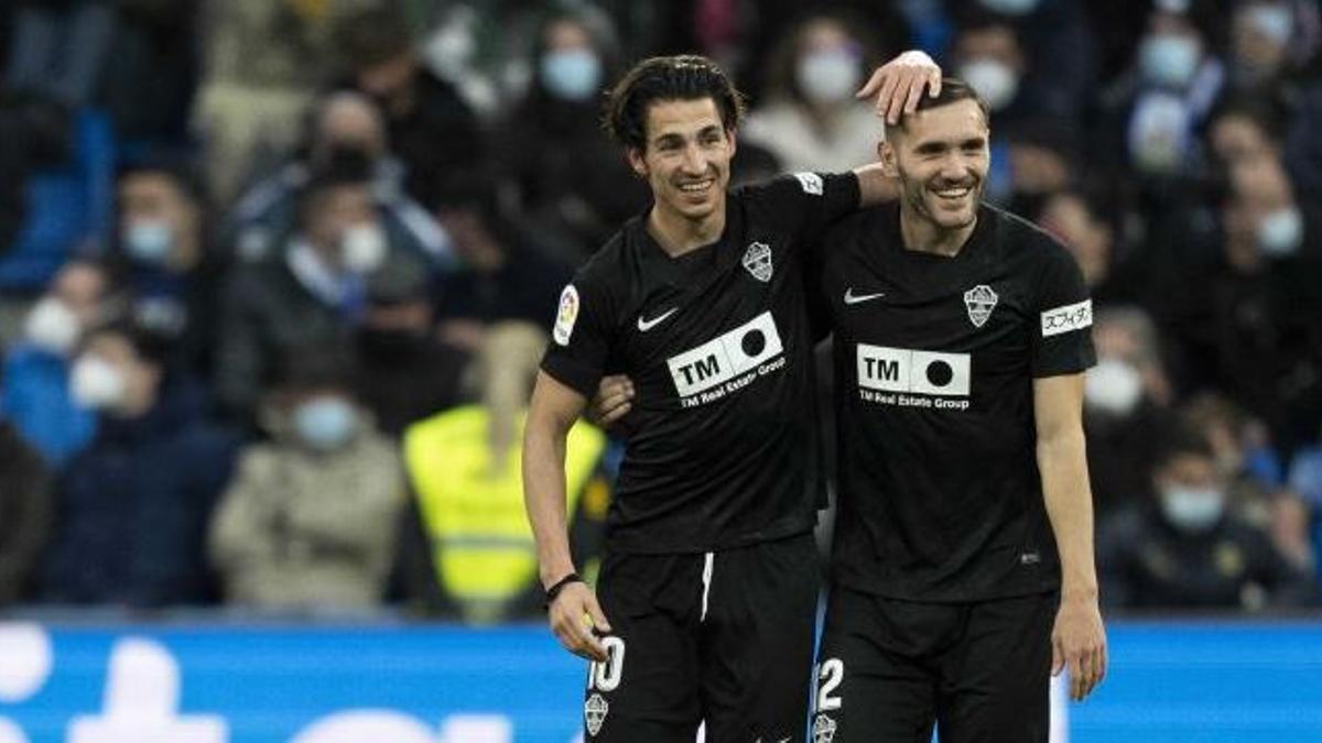 Pere Milla celebra el segundo gol del Elche junto a Lucas Pérez.