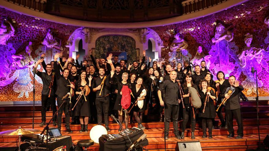 Carlos Núñez y el director de la Banda As Portelas brillan en el Palau de Barcelona