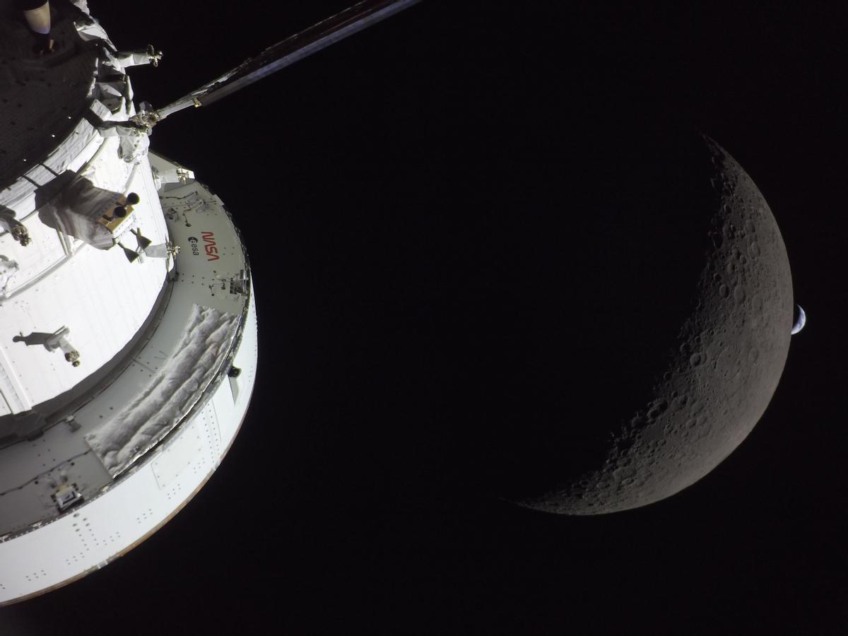 La Luna y detrás la Tierra desde la nave Orion.