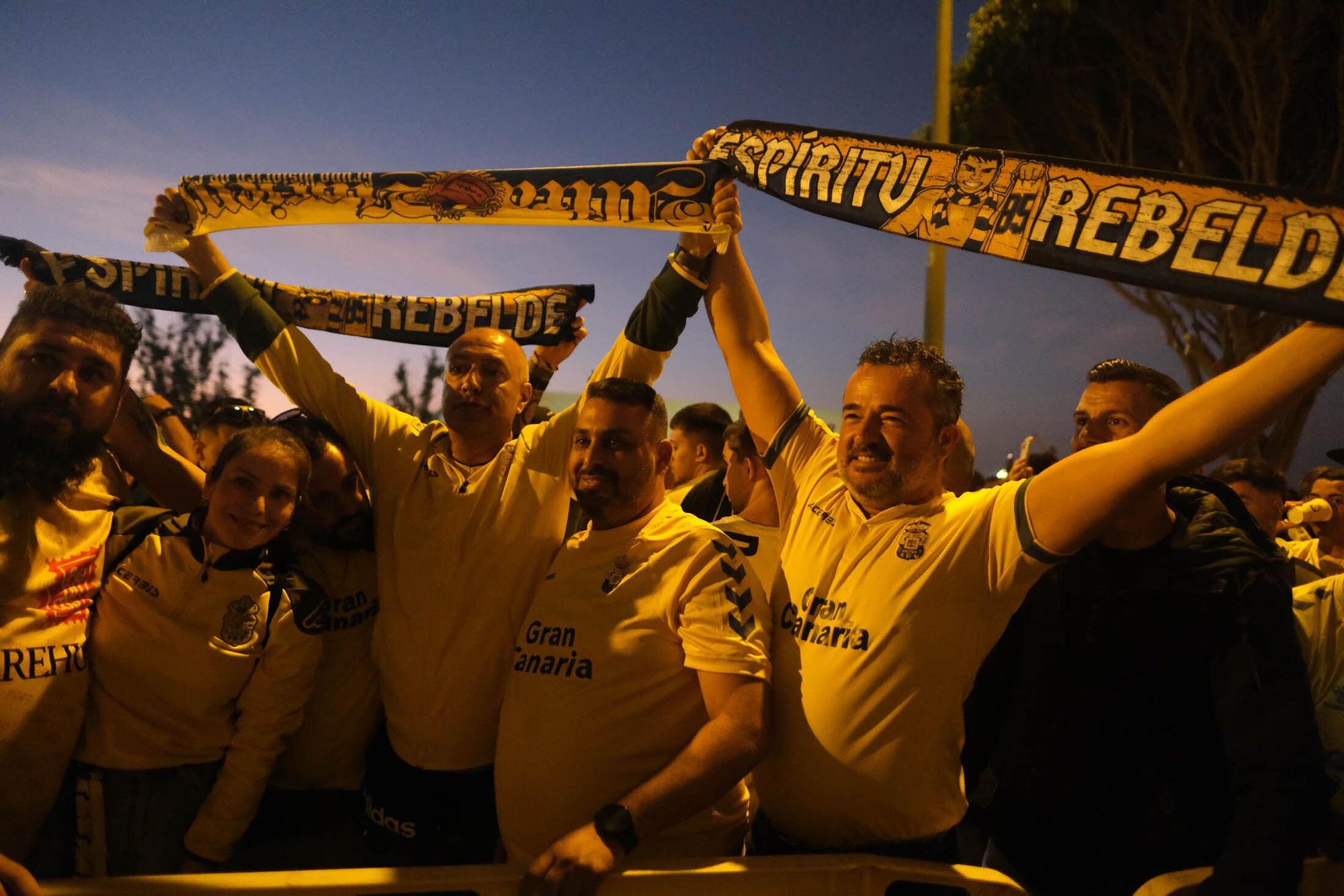 Los aficionados de la UD Las Palmas reciben la guagua con los jugadores antes del derbi