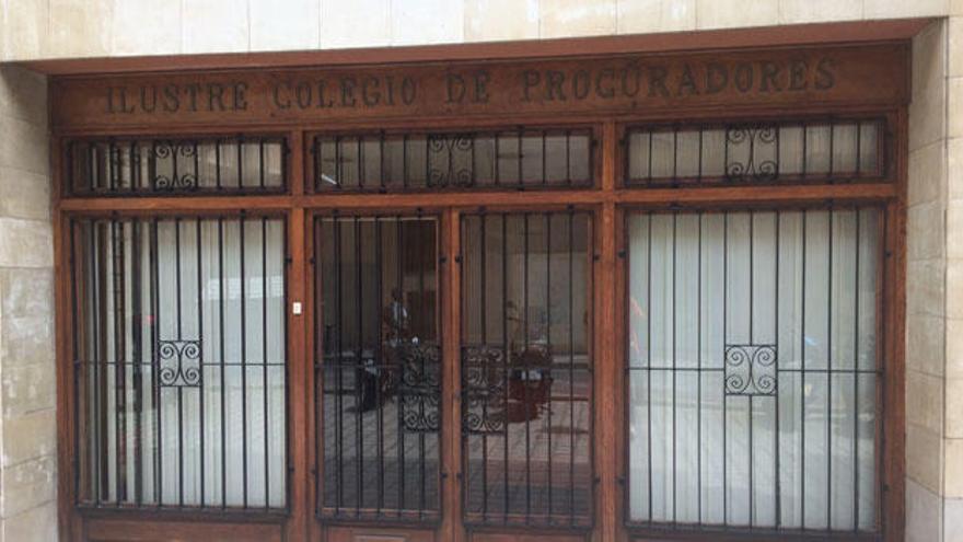 Entrada al Colegio de Procuradores de Alicante.