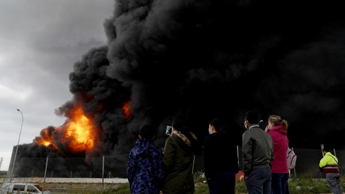 Gran nube de humo por un incendio en una nave industrial de Seseña, en Toledo