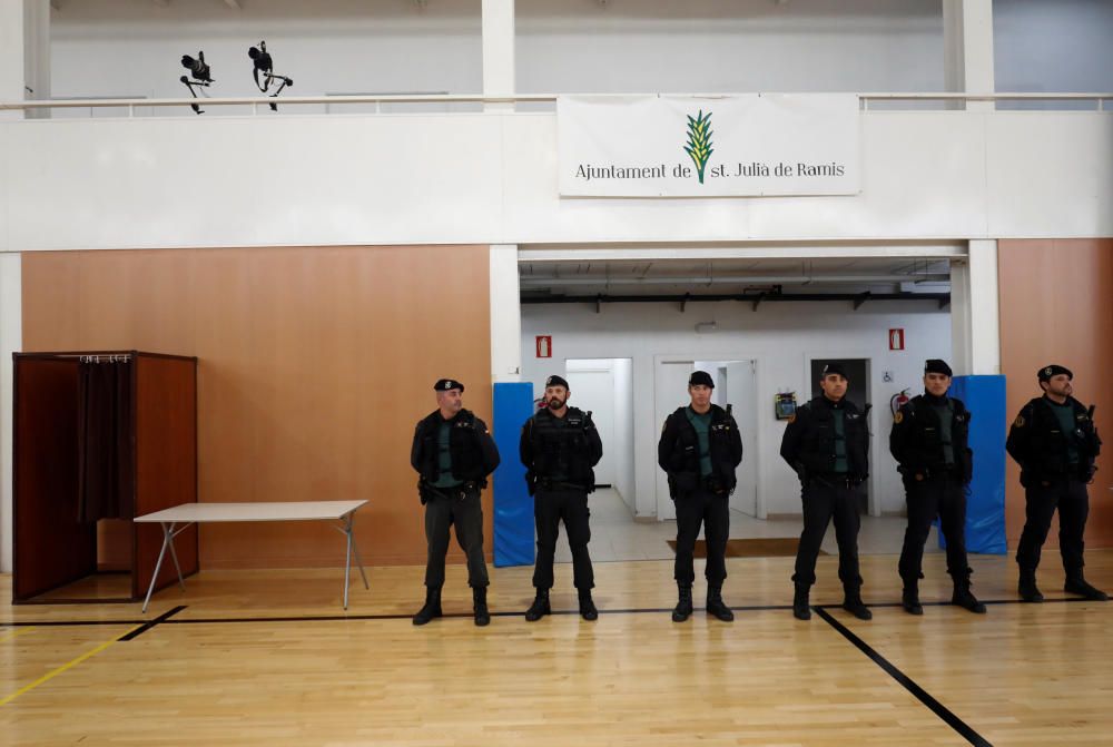 Agentes de la Guardia Civil dentro de un colegio electoral.