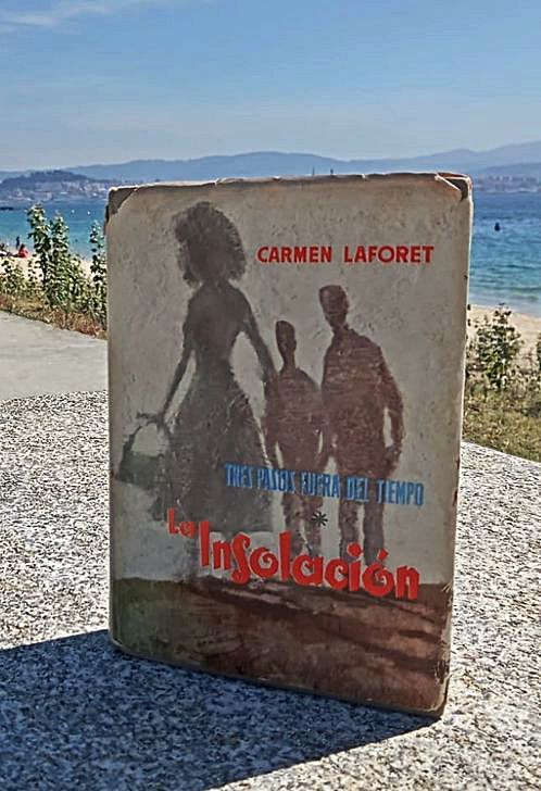 Portada de la novela “La insolación” con Rodeira al fondo.