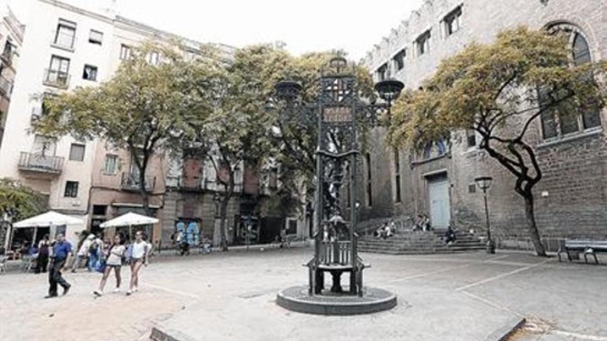La plaza de Sant Pere, con su famosa fuente delante de la parroquia de Sant Pere de les Puel·les.