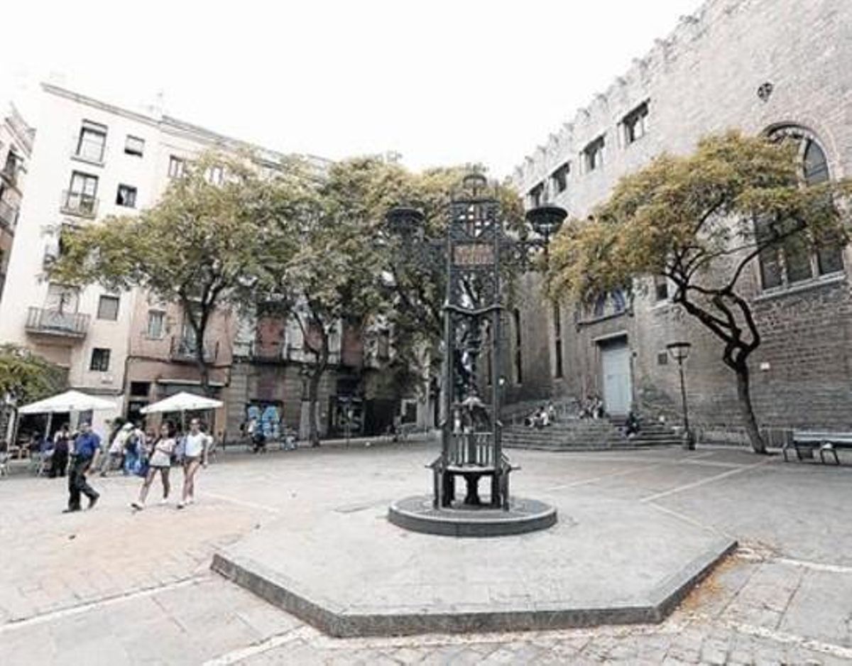 La plaça de Sant Pere, amb la seva famosa font davant de la parròquia de Sant Pere de les Puel·les. La plaça de Sant Pere, amb la seva famosa font davant de la parròquia de Sant Pere de les Puel·les.