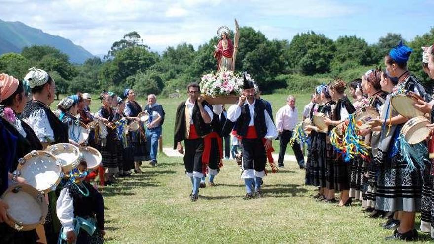 Villajormes, en Llanes, honró por todo lo alto a &quot;su&quot; santa, Santolaya