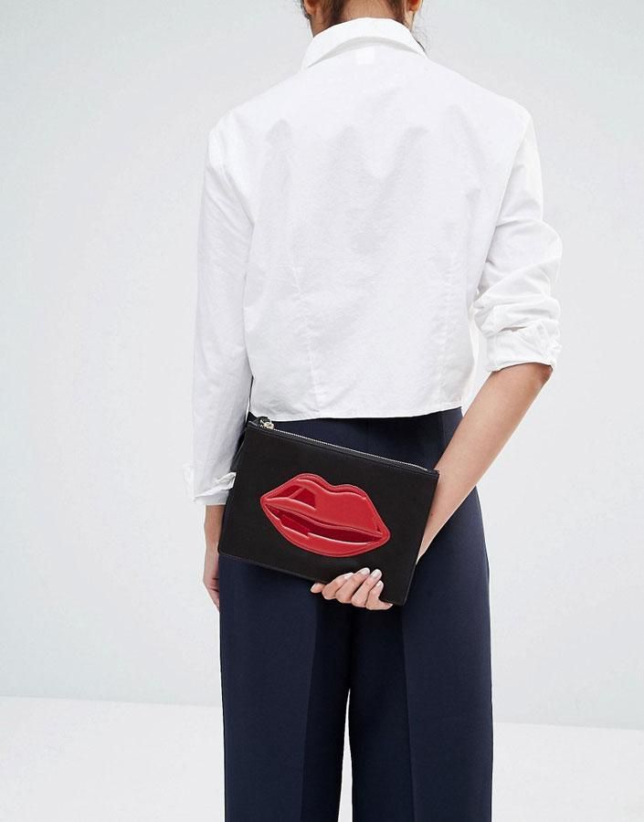 Cartera de manos con labios de Lulu Guinness