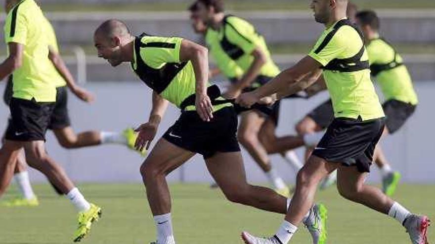 Amrabat y Tighadouini completan un ejercicio en uno de los entrenamientos de la semana pasada.