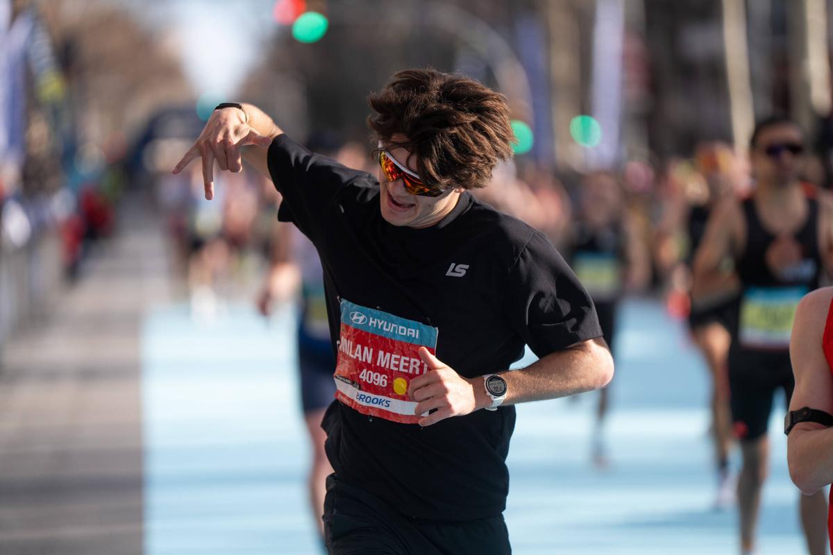 Uno de los deportistas celebra su marca de menos de una hora y veinte minutos.
