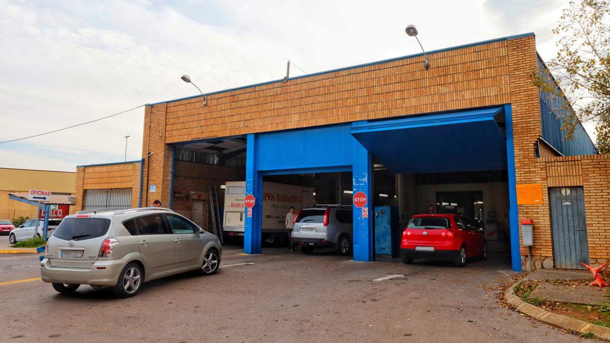Usuarios esperan para superar la inspección técnica de vehículos en la estación de Castelló, en manos de Sitval desde la reversión.