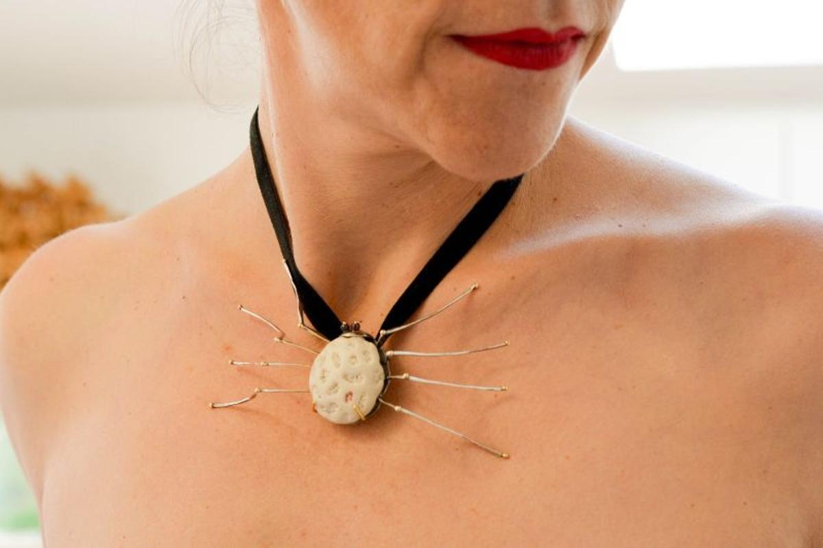 Las creaciones de Fe combinan la plata y el oro con conchas, perlas, piedras naturales o gemas.