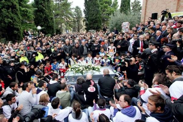 Miles de personas asisten al funeral de Marco Simoncelli