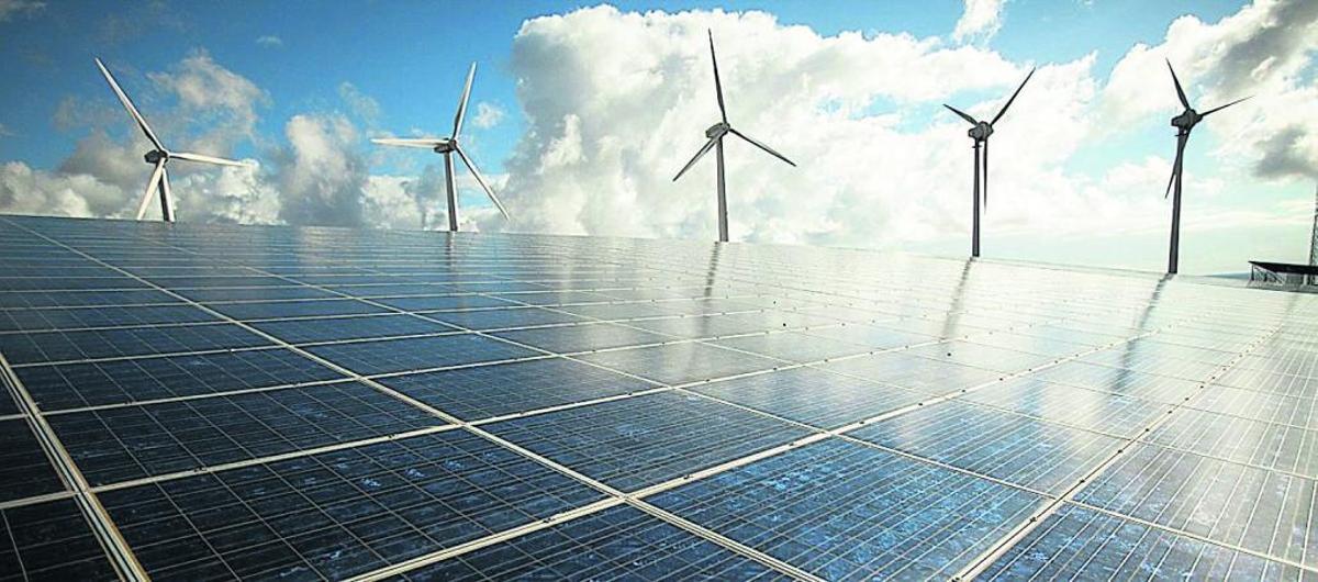 Pannelli fotovoltaici e turbine eoliche nel sud di Tenerife.