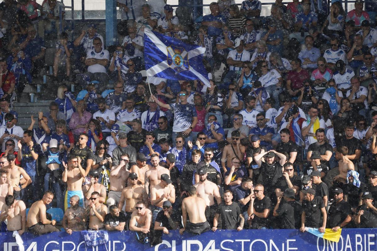 Afición del CD Tenerife en el partido contra SD Ponferradina
