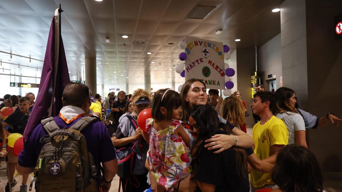 Recibimiento a los scouts valencianos esta mañana en el Aeropuerto de València.