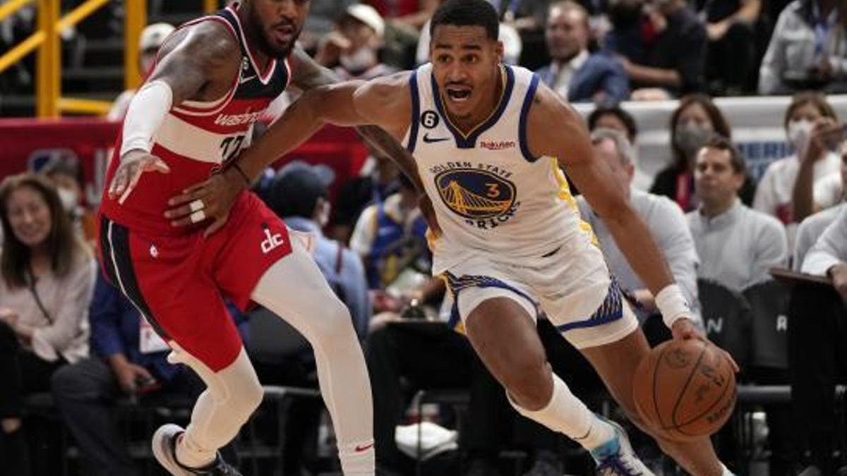 Jordan Poole, receptor del puñetazo propinado por Green, encara a un rival en un partido de los Warriors | EFE