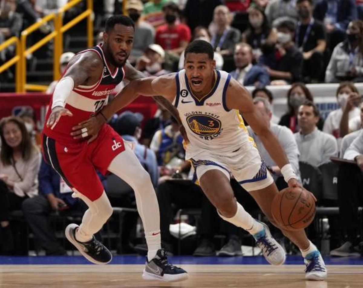 Jordan Poole, receptor del puñetazo propinado por Green, encara a un rival en un partido de los Warriors | EFE