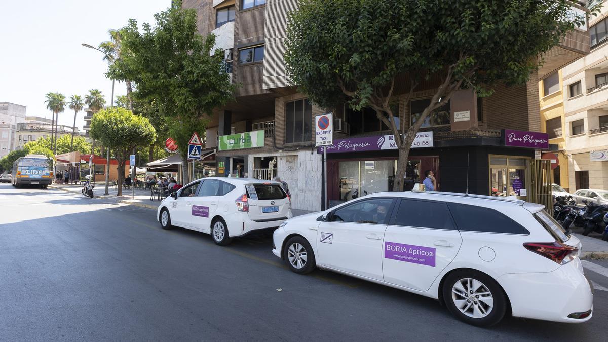 Taxis aparcados en la avenida del Marqués de Campo de Gandia, ante la estación de Renfe.