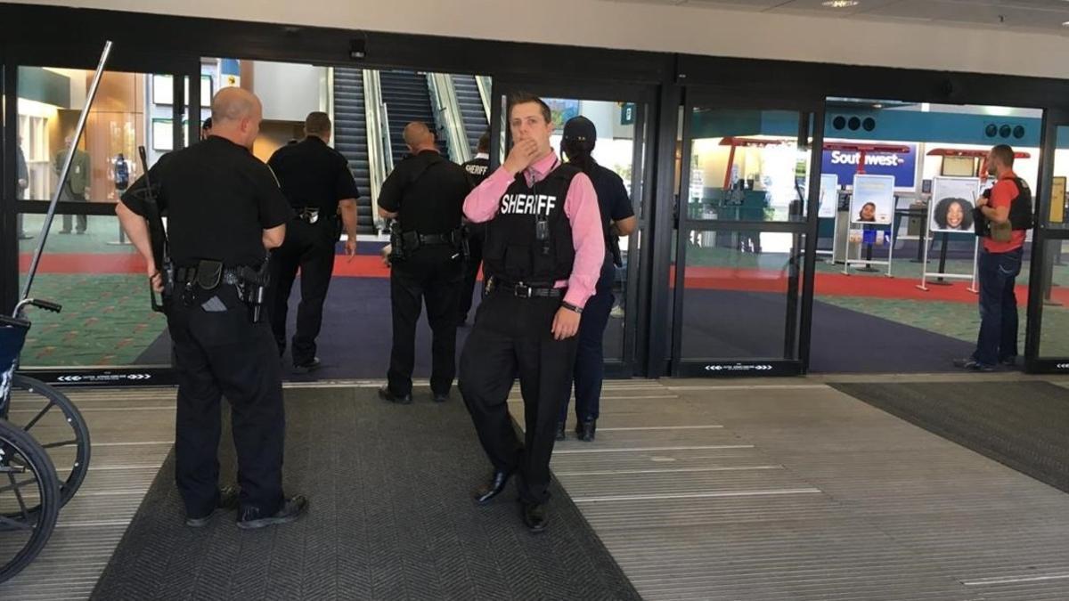 Agentes de policía patrullan por las inmediaciones del aeropuerto de Michigan.