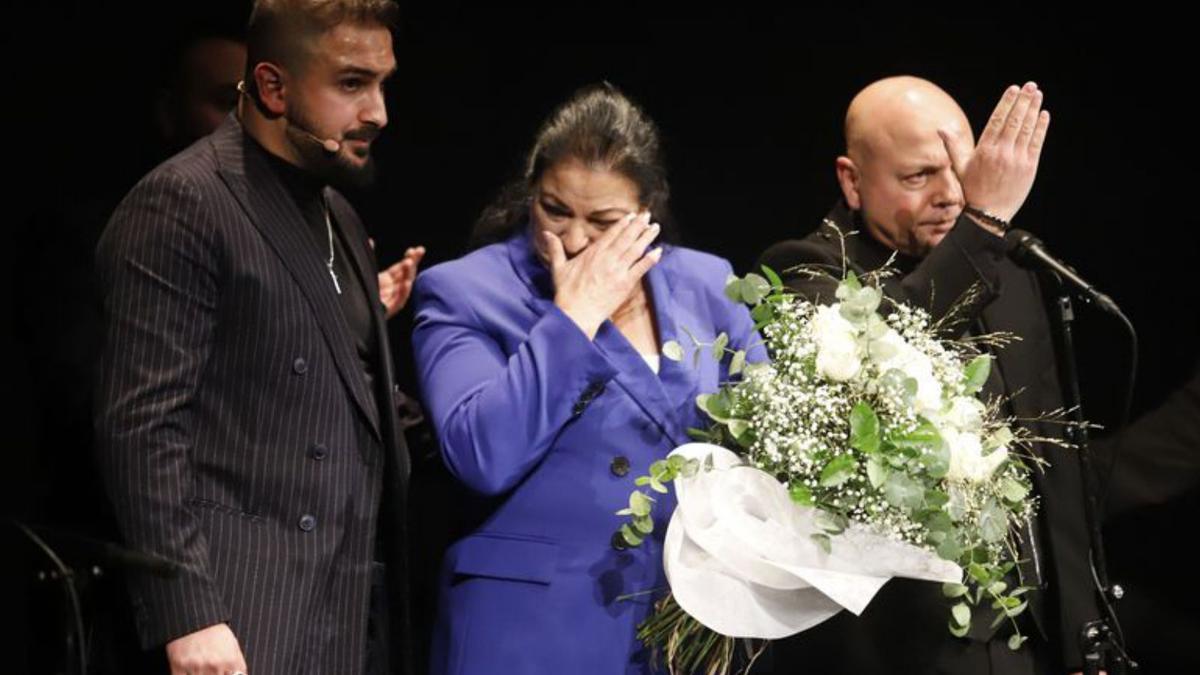 Rafael, la viuda de El Calli y El Güeñi, en el homenaje en el Gran Teatro de Córdoba.