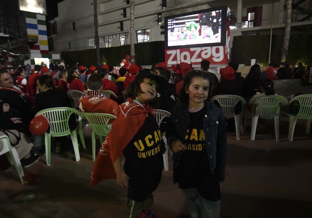 Ambientazo en el Zig Zag de Murcia durante el partido de Champions del UCAM Murcia