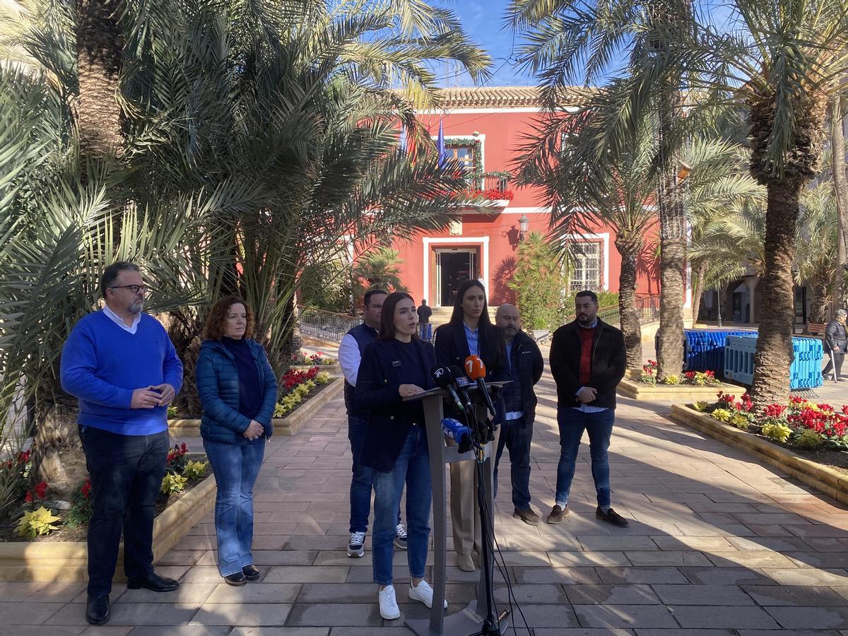 María Cánovas ofreció ayer su última rueda de prensa como alcaldesa ante el Ayuntamiento de Alhama.