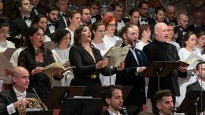 La Orquesta ADDA Simfònica Alicante de la Diputación y el Orfeón Donostiarra, en su actuación en el Palau de la Música