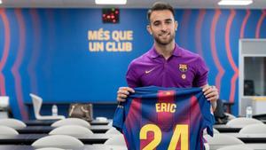 Eric Garcia posa con su camiseta en la sala de prensa de la Ciutat Esportiva