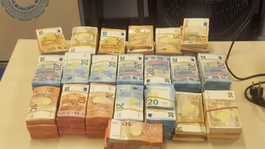 Pillan a una conductora con 278.000 euros oculto en su coche tras saltarse un semáforo