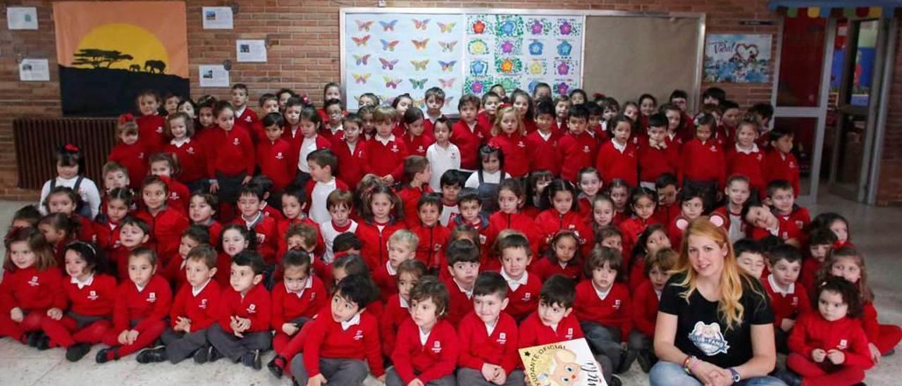 Dulce Victoria Pérez Rumoroso, a la derecha, con niños del colegio Santo Ángel en una pasada actividad de lectura.