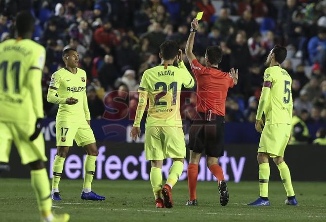 Levante 2 - FC Barcelona 1 - De Burgos Bengoetxea muestra la tarjeta amarilla a Jeison Murillo durante el partido de ida de octavos de final de Copa del Rey entre el Levante y el FC Barcelona