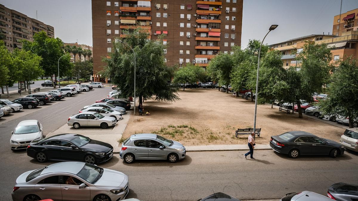Una de las parcelas de Sinforiano Madroñero que adecuará para ampliar las plazas de aparcamiento.