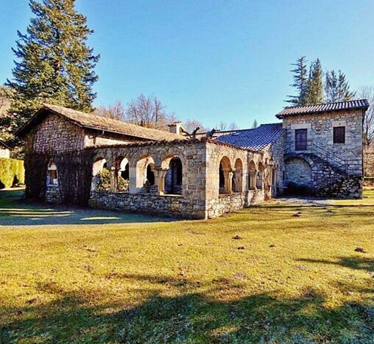 El claustro recreado, junto al resto de la vivienda. | Milanuncios