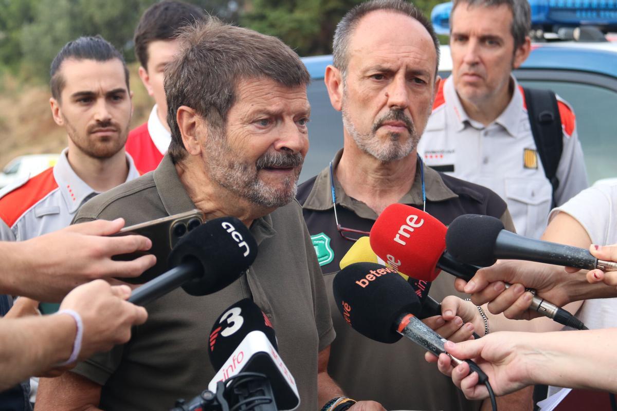 El tercer tinent d'alcaldia de Barcelona, Albert Batlle, en una atenció a mitjans sobre l'incendi de Collserola