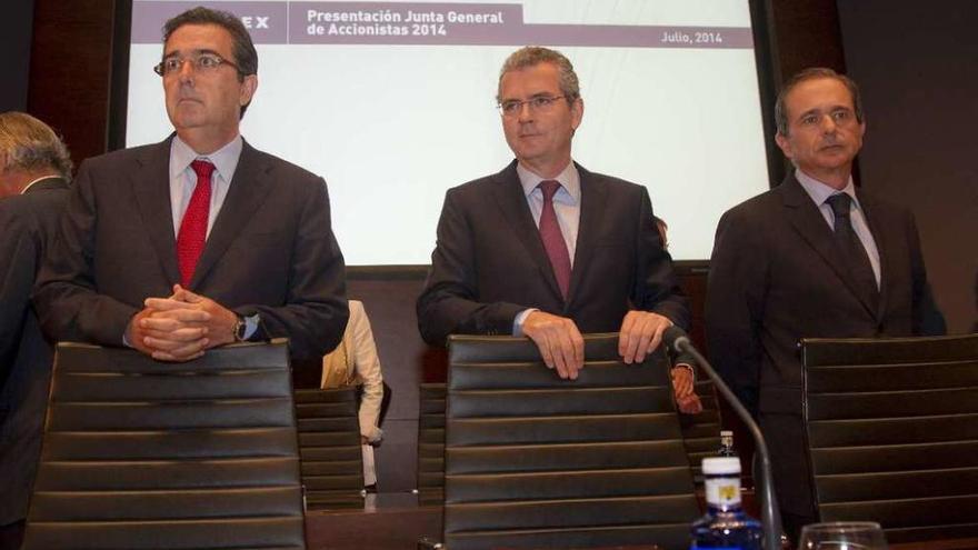 De izquierda a derecha, José Arnau, Pablo Isla y Antonio Abril antes de una junta de accionistas de Inditex