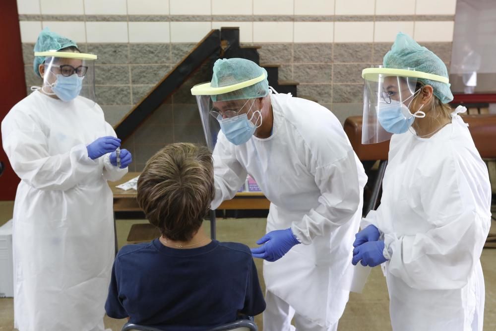 Extracció de mostres PCR a l'escola Bell-lloc de Girona