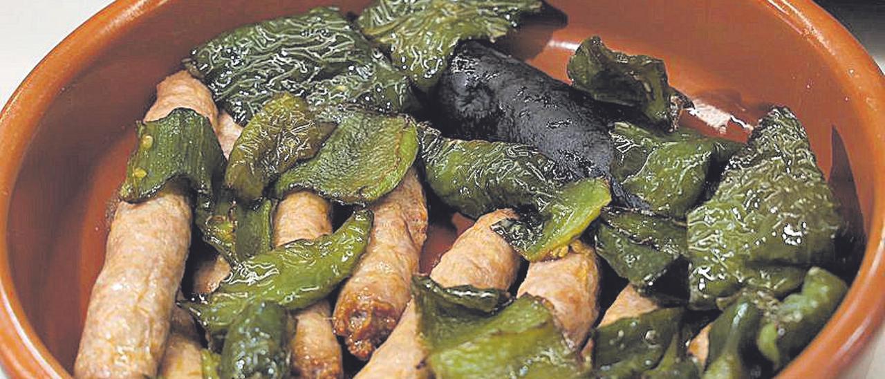 Los bocadillos de longanizas (blanc) y morcillas (negre) son de los más solicitados durante las fiestas.