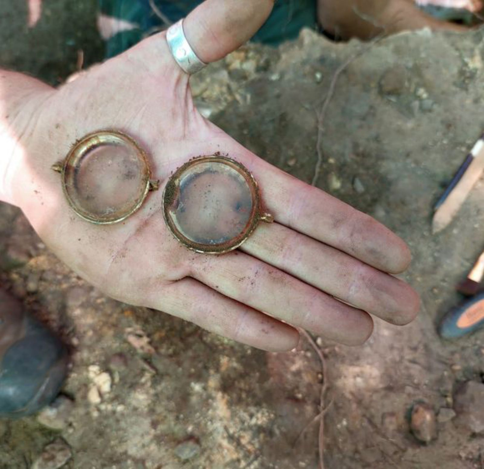 Las gafas halladas entre los objetos personales. | Óscar Rodríguez