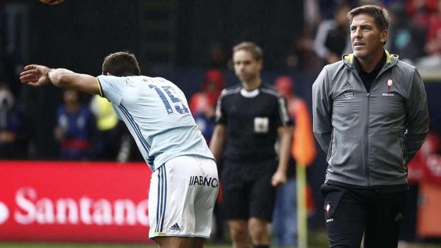 Berizzo observa un saque de banda de Jonny. // Jesús Diges