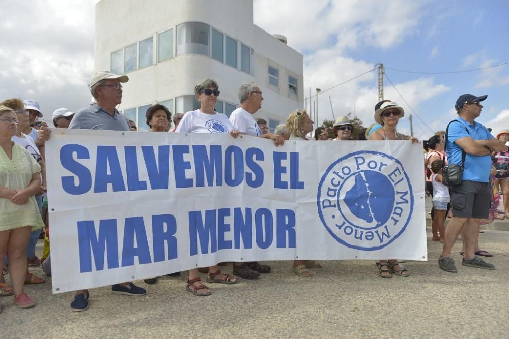 Protesta ante un Mar Menor que amanece cubierto de espuma