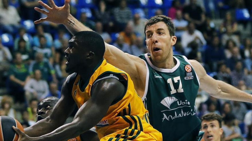 Amagou entra a canasta ante el pívot del Unicaja Fran Vazquez.