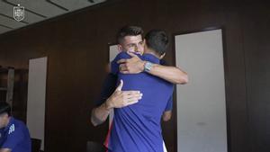 Un capitán nunca abandona el barco, ni por una lesión: Morata visitó a sus compañeros de selección