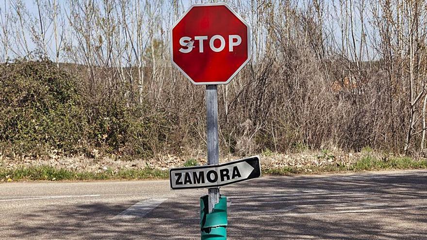 Un cartel de Zamora debajo de un stop. | Nico Rodríguez