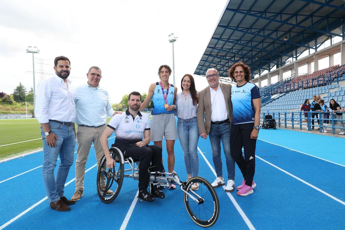 Representantes del Ayuntamiento de Torremolinos, junto a Daniela Fra y Emi Agüera.