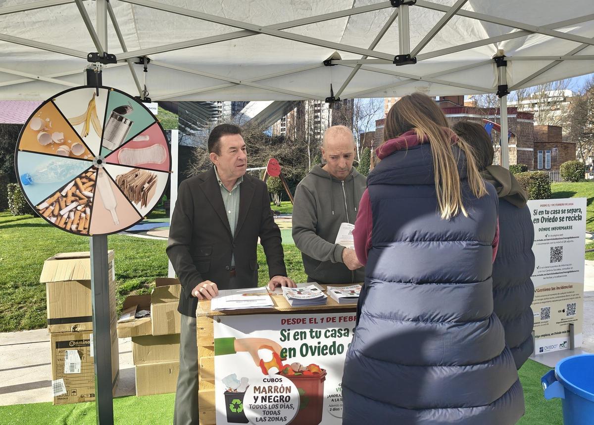 Vecinos y vecinas de Oviedo informándose en el stand de la campaña Si en tu casa se separa, en Oviedo se recicla