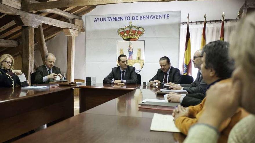 Los miembros del Consultivo abren la caja con un pisapapeles del Castillo de Benavente.