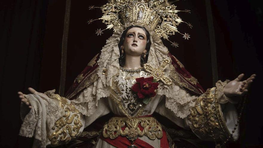 Botánica cofrade: flores y saetas